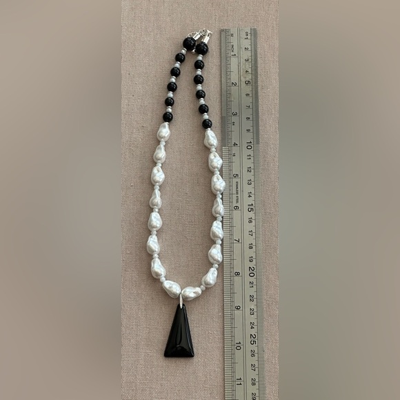 20-1/2 inch White Shell Pearl Baroque bead Necklace NWOT - Picture 9 of 10